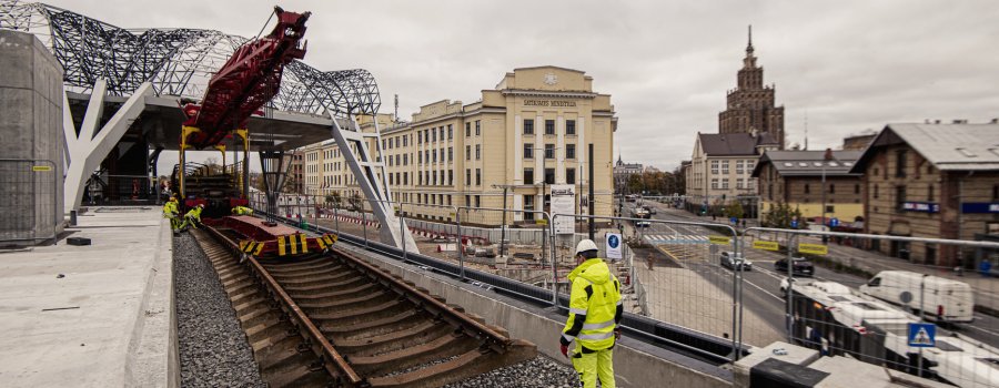 Rīgas Centrālajā stacijā notiek sliežu ieklāšanas darbi