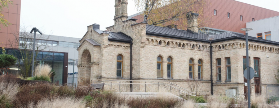 Rīgas pašvaldība apņēmusies neļaut Bērnu slimnīcai nojaukt vēsturisko kapelas ēku