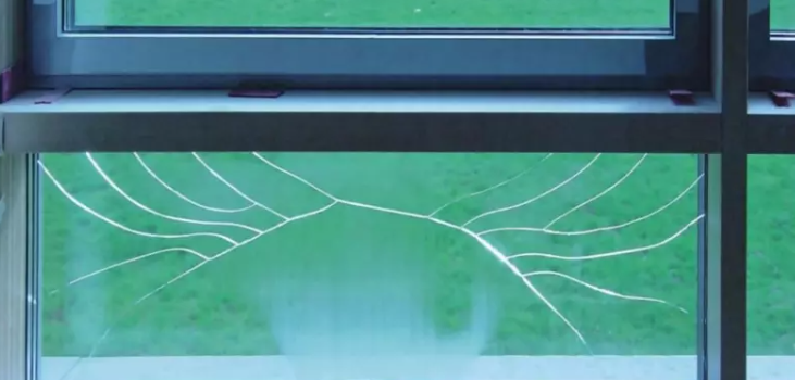 Balta šogad saņēmusi vairāk nekā 100 atlīdzību pieteikumu par sala bojātiem logu stikliem