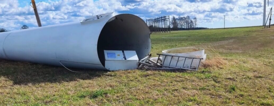 Amatpersonas apsekos nogāzušos vēja turbīnu Dienvidkurzemes novadā